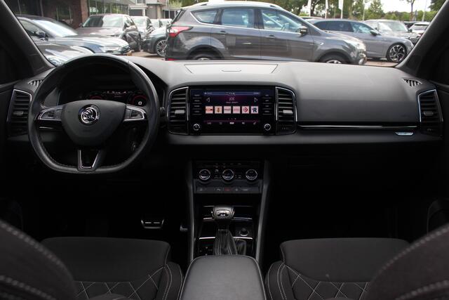 Skoda Karoq 2.0 TSI 4x4 Sportline Business / NL Auto! / Trekhaak / Panoramadak / Camera / CarPlay / Keyless / 19'' / DAB / Cruise Control