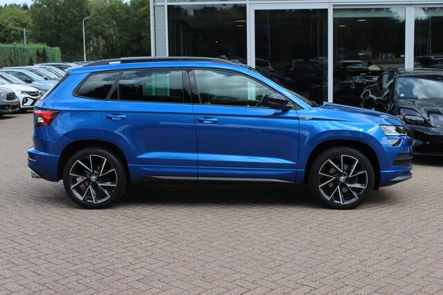 Skoda Karoq 2.0 TSI 4x4 Sportline Business / NL Auto! / Trekhaak / Panoramadak / Camera / CarPlay / Keyless / 19'' / DAB / Cruise Control