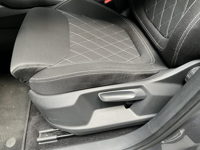 Skoda Karoq 1.5 TSI ACT Sportline Business / AUTOMAAT/ PANODAK/ DIGITAL DASH/ KEYLESS/ SMARTLINK/ PARK. SENSOREN/ STOELVERWARMING V&A/ NAVI