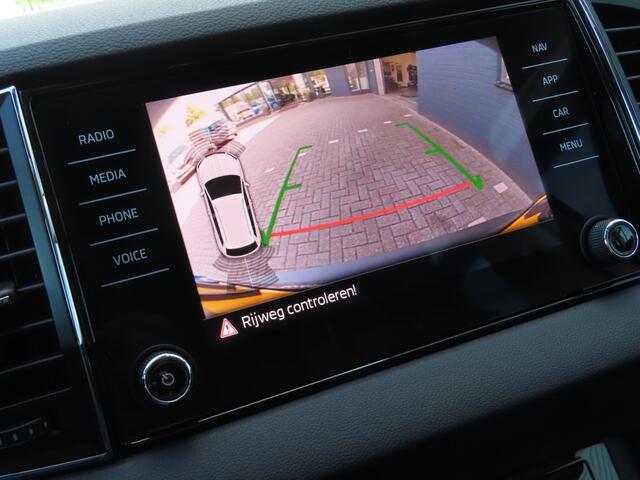 Skoda Karoq 1.0 TSI Style DSG | Elektrische verstelbare stoel met geheugen | stoelverwarming | camera | adaptive cruise