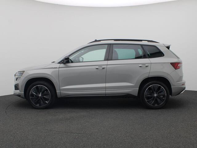 Skoda Karoq 1.5 TSI ACT Sportline Business 150PK DSG Panoramadak, Trekhaak, Achteruitrijcamera, Winterpakket Plus, Keyless, Virtual Pedal, 18'' Lichtmetaal