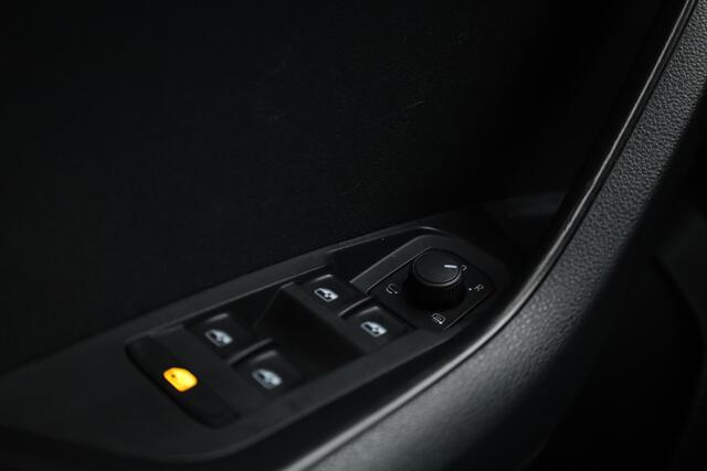 Skoda Karoq 1.5 TSI ACT Sportline | Leder | Elek. Trekhaak | Standkachel | 19'' | Camera | 4x Stoel- Stuurverw. | Apple CarPlay | Digi. Cockpit