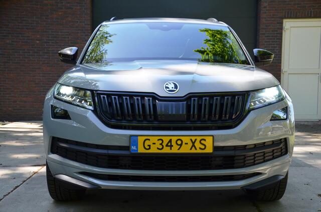 Skoda Kodiaq 1.5 TSI Sportline Business 7 Persoons Navi/Led/Ecc/Pdc/Achteruitrij-camera/Stoelverwarming/Panoramadak/Half-Leer/Privacy-Glass/Cruise control adaptief/Elektrisch verstelb. bestuurdersstoel met geheugen/Trekhaak-Wegklapbaar/Canton