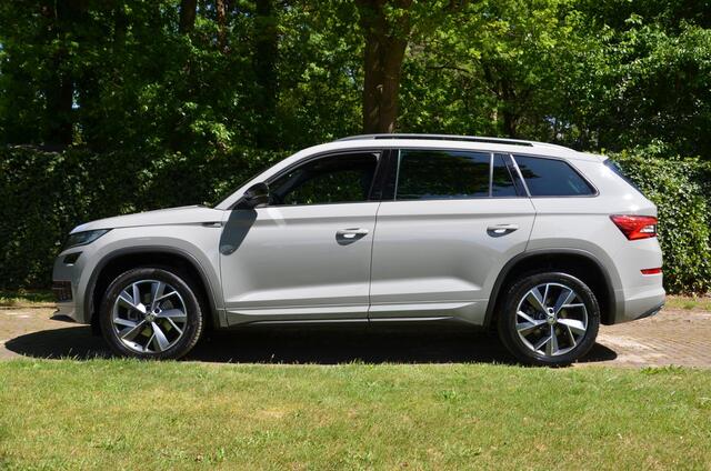 Skoda Kodiaq 1.5 TSI Sportline Business 7 Persoons Navi/Led/Ecc/Pdc/Achteruitrij-camera/Stoelverwarming/Panoramadak/Half-Leer/Privacy-Glass/Cruise control adaptief/Elektrisch verstelb. bestuurdersstoel met geheugen/Trekhaak-Wegklapbaar/Canton