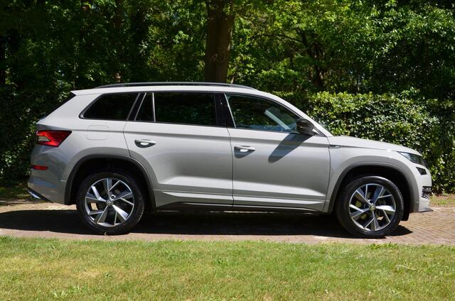Skoda Kodiaq 1.5 TSI Sportline Business 7 Persoons Navi/Led/Ecc/Pdc/Achteruitrij-camera/Stoelverwarming/Panoramadak/Half-Leer/Privacy-Glass/Cruise control adaptief/Elektrisch verstelb. bestuurdersstoel met geheugen/Trekhaak-Wegklapbaar/Canton