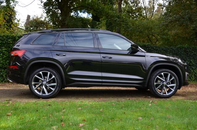Skoda Kodiaq 1.5 TSI Sportline Business 7 Persoons. Navi/Led/Ecc/Pdc/Achteruitrij-camera/Stuur&Stoelverwarming/Half-Leer/Panoramadak/Privacy-Glass/Cruise control adaptief/Elektrisch verstelbare stoelen/Wegklapbare Trekhaak