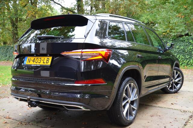Skoda Kodiaq 1.5 TSI Sportline Business 7 Persoons. Navi/Led/Ecc/Pdc/Achteruitrij-camera/Stuur&Stoelverwarming/Half-Leer/Panoramadak/Privacy-Glass/Cruise control adaptief/Elektrisch verstelbare stoelen/Wegklapbare Trekhaak