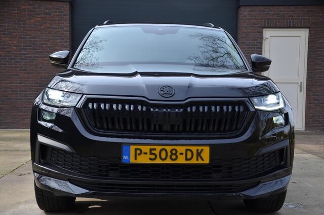Skoda Kodiaq 1.5 TSI Sportline Business 7 Persoons. Automaat/Navi/Led/Ecc/Pdc/Achteruitrij-camera/Stuur&Stoelverwarming/Half-Leer/Panoramadak/Privacy-Glass/Cruise control adaptief/Elektrisch verstelbare stoelen