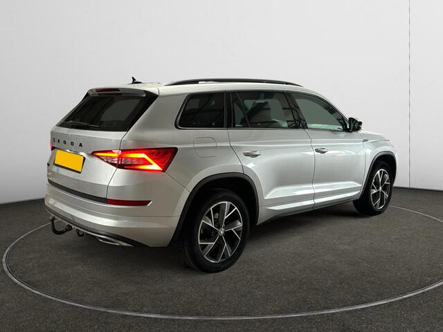 Skoda Kodiaq 1.5 TSI Sportline Business Aut- 7 Pers, Panoramadak, Carplay, Android Auto, Sfeerverlichting, Trekhaak