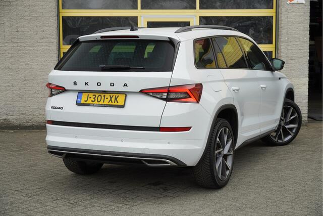 Skoda Kodiaq 1.5 TSI 150PK! Automaat Sportline Business BJ2020 Lmv 20" | Led V+A | Pdc | Achteruitrijcamera | App-Connect | Navi | Virtual cockpit | Climate control | Cruise control | Elek. Be stoel+Mem | Sportstoelen/Sportstuur | Verwarmde voorstoelen | Zwarte hemel
