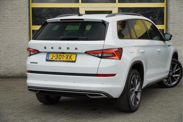 Skoda Kodiaq 1.5 TSI 150PK! Automaat Sportline Business BJ2020 Lmv 20" | Led V+A | Pdc | Achteruitrijcamera | App-Connect | Navi | Virtual cockpit | Climate control | Cruise control | Elek. Be stoel+Mem | Sportstoelen/Sportstuur | Verwarmde voorstoelen | Zwarte hemel
