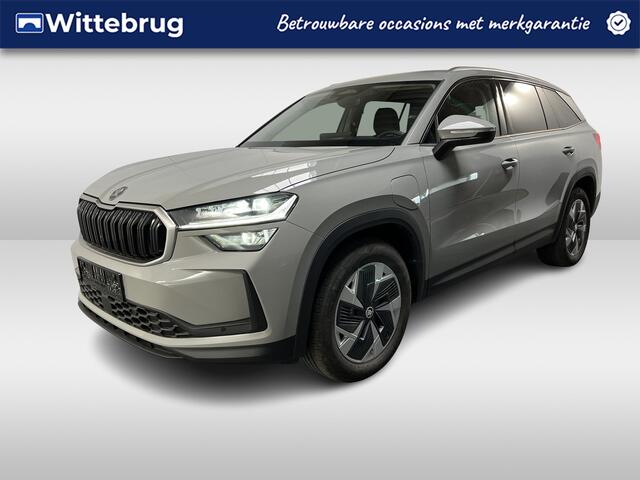 Skoda Kodiaq 1.5 TSI PHEV Selection / AUTOMAAT/ GARANTIE TM 01-2028/ TREKHAAK/ PARK.SENSOR.V+A/ CAMERA/ STUUR+STOELVERWARM.V+A/ MEMORY SEAT/ DODEHOEK/ ACC/ ELEK.ACHTERKLEP/ SMARTLINK/ HEAD-UP/ RIJ-MODI/ NAVI/ DAB/ 18'' LMV