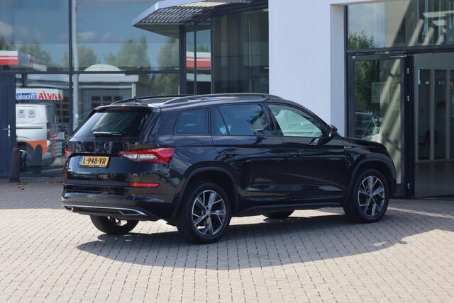 Skoda Kodiaq 1.5 TSI Sportline Business 7p. 150PK / 110kW DSG, Door ons geleverd en onderhouden, 7 zitplaatsen, achteruitrijcamera (Rear View), parkeersensoren voor en achter (PDC), verwarmbare voorstoelen, verwarmbare achterbank, verwarmbaar multifunctioneel lederen stuurwiel, panoramadak, trekhaak, elektrische achterklep, sportstoelen, navigatie, adaptieve cruise control (ACC), 19" LMV, elektrisch verstel-, verwarm- en inklapbare buitenspiegels, elektrisch verstelbare bestuurdersstoel met geheugenfunctie etc.