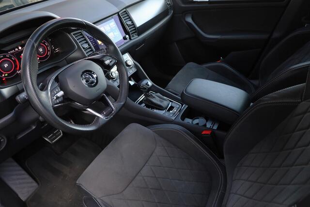 Skoda Kodiaq 1.5 TSI Sportline Business 7p. 150PK / 110kW DSG, Door ons geleverd en onderhouden, 7 zitplaatsen, achteruitrijcamera (Rear View), parkeersensoren voor en achter (PDC), verwarmbare voorstoelen, verwarmbare achterbank, verwarmbaar multifunctioneel lederen stuurwiel, panoramadak, trekhaak, elektrische achterklep, sportstoelen, navigatie, adaptieve cruise control (ACC), 19" LMV, elektrisch verstel-, verwarm- en inklapbare buitenspiegels, elektrisch verstelbare bestuurdersstoel met geheugenfunctie etc.