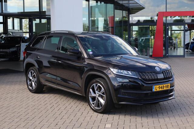 Skoda Kodiaq 1.5 TSI Sportline Business 7p. 150PK / 110kW DSG, Door ons geleverd en onderhouden, 7 zitplaatsen, achteruitrijcamera (Rear View), parkeersensoren voor en achter (PDC), verwarmbare voorstoelen, verwarmbare achterbank, verwarmbaar multifunctioneel lederen stuurwiel, panoramadak, trekhaak, elektrische achterklep, sportstoelen, navigatie, adaptieve cruise control (ACC), 19" LMV, elektrisch verstel-, verwarm- en inklapbare buitenspiegels, elektrisch verstelbare bestuurdersstoel met geheugenfunctie etc.