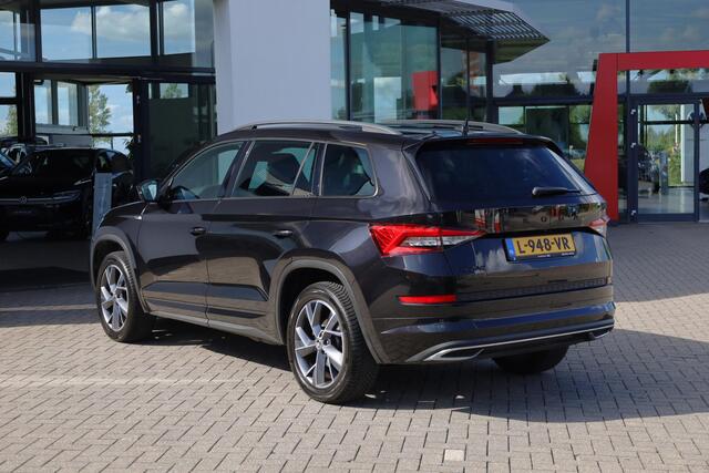 Skoda Kodiaq 1.5 TSI Sportline Business 7p. 150PK / 110kW DSG, Door ons geleverd en onderhouden, 7 zitplaatsen, achteruitrijcamera (Rear View), parkeersensoren voor en achter (PDC), verwarmbare voorstoelen, verwarmbare achterbank, verwarmbaar multifunctioneel lederen stuurwiel, panoramadak, trekhaak, elektrische achterklep, sportstoelen, navigatie, adaptieve cruise control (ACC), 19" LMV, elektrisch verstel-, verwarm- en inklapbare buitenspiegels, elektrisch verstelbare bestuurdersstoel met geheugenfunctie etc.