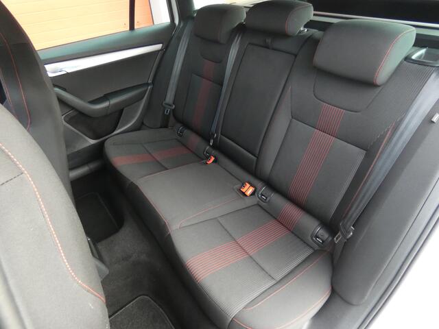 Skoda OCTAVIA Combi 1.0 TSI Greentech Sport Business/ zeer mooi!