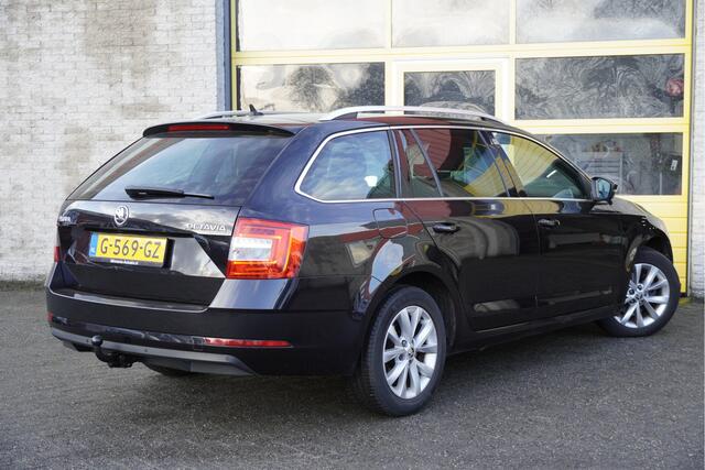 Skoda OCTAVIA Combi 1.5 TSI 150PK! Automaat Business Edition BJ2019 Lmv 16" | Led | Pdc | Navi | Trekhaak | App-Connect | Climate control | Cruise control | Verwarmde voorstoelen | RS-Sportstuurwiel | Extra getint glas