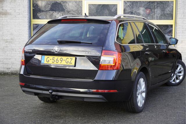 Skoda OCTAVIA Combi 1.5 TSI 150PK! Automaat Business Edition BJ2019 Lmv 16" | Led | Pdc | Navi | Trekhaak | App-Connect | Climate control | Cruise control | Verwarmde voorstoelen | RS-Sportstuurwiel | Extra getint glas