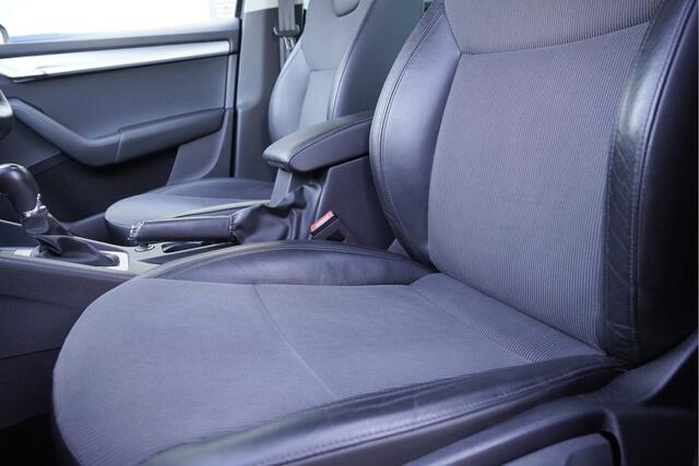 Skoda OCTAVIA Combi 1.5 TSI 150PK! Automaat Business Edition BJ2019 Lmv 16" | Led | Pdc | Navi | Trekhaak | App-Connect | Climate control | Cruise control | Verwarmde voorstoelen | RS-Sportstuurwiel | Extra getint glas
