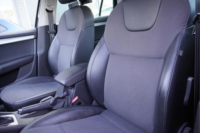 Skoda OCTAVIA Combi 1.5 TSI 150PK! Automaat Business Edition BJ2019 Lmv 16" | Led | Pdc | Navi | Trekhaak | App-Connect | Climate control | Cruise control | Verwarmde voorstoelen | RS-Sportstuurwiel | Extra getint glas