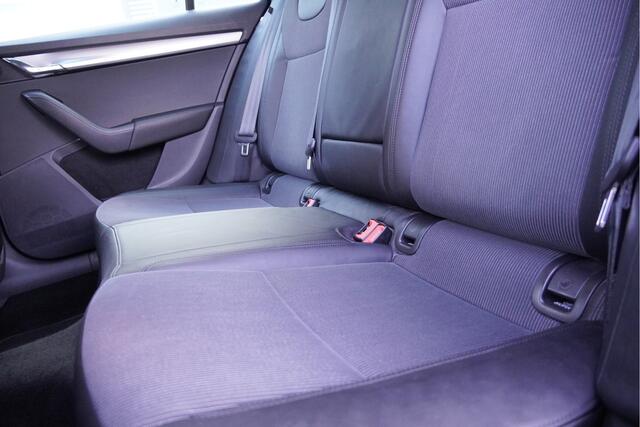 Skoda OCTAVIA Combi 1.5 TSI 150PK! Automaat Business Edition BJ2019 Lmv 16" | Led | Pdc | Navi | Trekhaak | App-Connect | Climate control | Cruise control | Verwarmde voorstoelen | RS-Sportstuurwiel | Extra getint glas