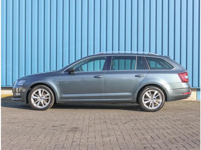 Skoda OCTAVIA Combi 120pk TDI Style ( 1ste eigenaar | Trekhaak | AUTOMAAT | LEER | Parkeersensoren | LED )