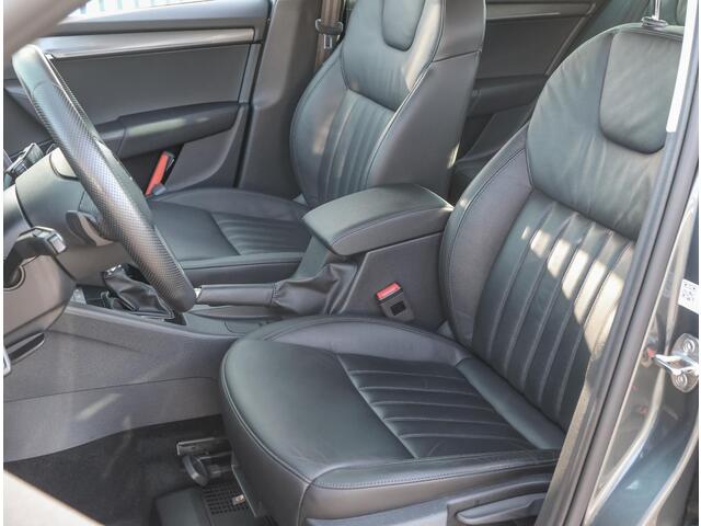 Skoda OCTAVIA Combi 120pk TDI Style ( 1ste eigenaar | Trekhaak | AUTOMAAT | LEER | Parkeersensoren | LED )