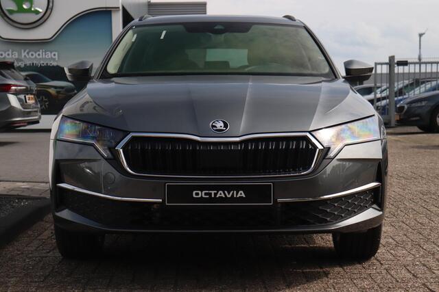 Skoda OCTAVIA Combi 1.5 TSI MHEV DSG 115pk First Edition | Navigatie | Trekhaak wegklapbaar | Travel Assist pakket | Winter pakket | 17" velgen |