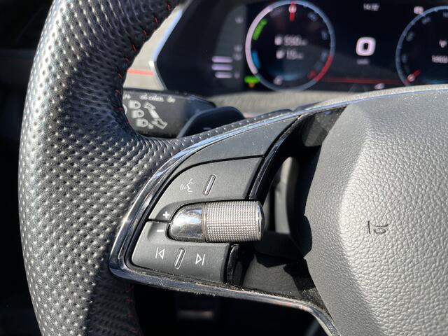 Skoda OCTAVIA Combi 1.4 TSI RS iV PHEV / AUTOMAAT/ PANO/ KEYLESS/ HEAD-UP DISPLAY/ DAB RADIO/ NAVI/ RIJ-MODI/ SMARTLINK/ PARK. SENSOREN/ CLIMA/ 18" LMV/ CRUISE CONTROL