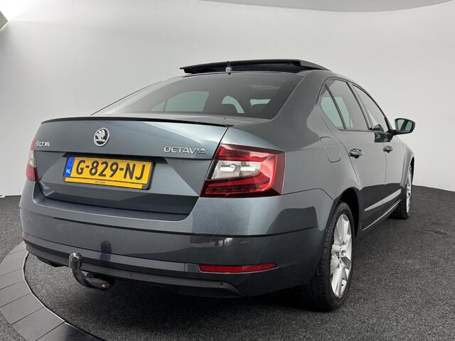 Skoda OCTAVIA 1.5 TSI Greentech Business Edition Plus Automaat | Schuif kanteldak | Climatronic | parkeersensoren | Trekhaak |
