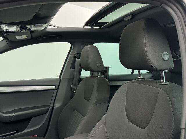 Skoda OCTAVIA 1.5 TSI Greentech Business Edition Plus Automaat | Schuif kanteldak | Climatronic | parkeersensoren | Trekhaak |