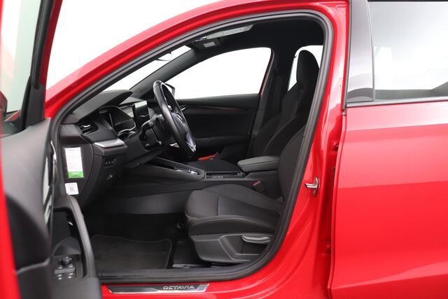Skoda OCTAVIA Combi 1.0 TSI 110 Aut. Sportline Trekhaak Adapt. Cruise Sportstoelen 18' LMV