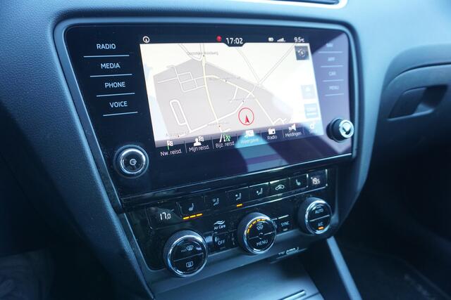 Skoda OCTAVIA Combi 1.5 TSI DSG Greentech Ambition | CAMERA | TREKHAAK | STOELVERW. |