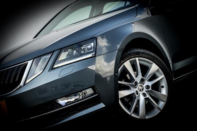 Skoda OCTAVIA Combi 1.6 TDi Automaat Style Business | Adapt. Cruise | Trekhaak | 17 inch LMV | Canton Audio | Keyless