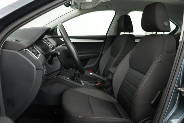 Skoda OCTAVIA 1.0 TSI Business Edition | Camera | Trekhaak | Carplay | Navigatie | Climate control | PDC | Cruise control | DAB | Bluetooth