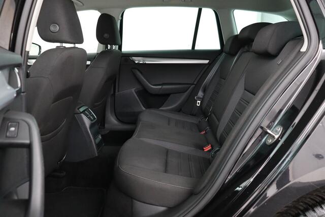 Skoda OCTAVIA 1.6 TDI Ambition | Trekhaak | Carplay | Navigatie | Climate control | PDC | Cruise control | Getint glas