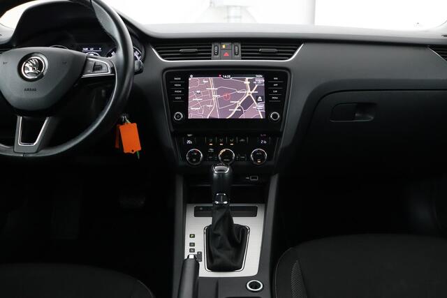 Skoda OCTAVIA 1.6 TDI Ambition | Trekhaak | Carplay | Navigatie | Climate control | PDC | Cruise control | Getint glas