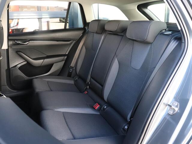 Skoda OCTAVIA Combi 1.4 TSI iV PHEV 204pk | Stoel -& Stuurverwarming | Apple Carplay/Android Auto | Parkeersensoren | Cruise control |