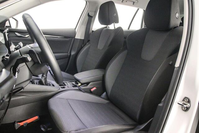 Skoda OCTAVIA Combi Business Edition 1.0 TSI 110pk Navigatie, Elektrische achterklep, Cruise control, Airco, DAB, Radio, Parkeersensoren, LED koplampen
