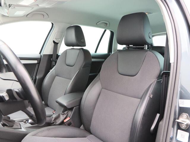 Skoda OCTAVIA Combi 1.5 TSi 150 Pk Automaat Business Edition | Cruise Control | CarPlay | Stoelverwarming | Navigatie | Bluetooth | Parkeersensoren Achter | 17 Inch | Trekhaak | 91.452 Km!!