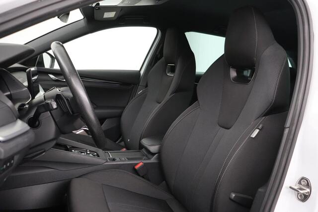 Skoda OCTAVIA 1.0 e-TSI Sport | Carplay | Trekhaak | Sportstoelen | Full LED | Sfeerverlichting | Navigatie | Climate control | Parkeerhulp
