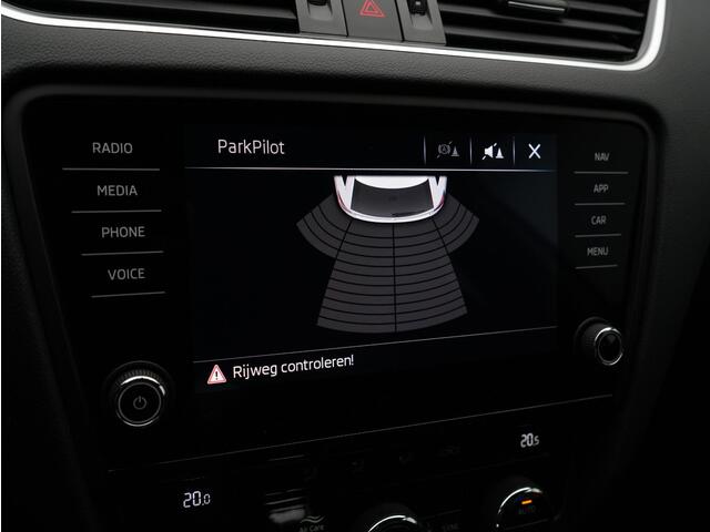 Skoda OCTAVIA Combi 1.5 TSI 150 pk DSG Greentech Sport Business | Navigatie | Parkeersensoren achter | Cruise Control