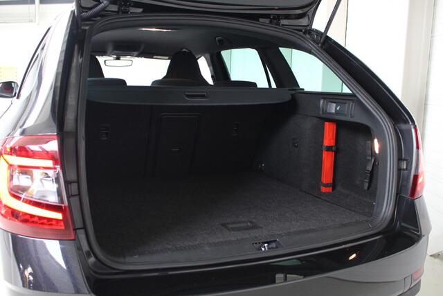 Skoda OCTAVIA Combi 1.5 TSI DSG Greentech Sport Business Navigatie | 18" Velgen | Led |