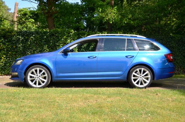 Skoda OCTAVIA Combi 1.0 TSI Greentech Style Business Automaat/Groot-Navigatie/Led/Pdc/Ecc/Trekhaak/Halfleer-alcantara/Panoramadak/Stoelverwarming/Achteruitrijcamera/Privacy-Glass/18-Inch Lmv
