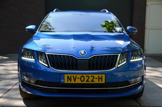 Skoda OCTAVIA Combi 1.0 TSI Greentech Style Business Automaat/Groot-Navigatie/Led/Pdc/Ecc/Trekhaak/Halfleer-alcantara/Panoramadak/Stoelverwarming/Achteruitrijcamera/Privacy-Glass/18-Inch Lmv