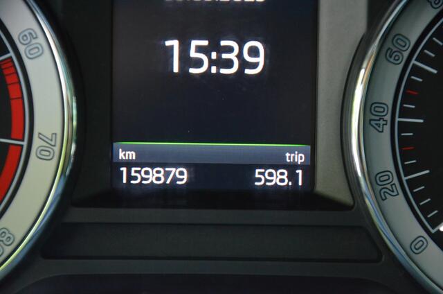 Skoda OCTAVIA Combi 1.0 TSI Greentech Style Business Automaat/Groot-Navigatie/Led/Pdc/Ecc/Trekhaak/Halfleer-alcantara/Panoramadak/Stoelverwarming/Achteruitrijcamera/Privacy-Glass/18-Inch Lmv