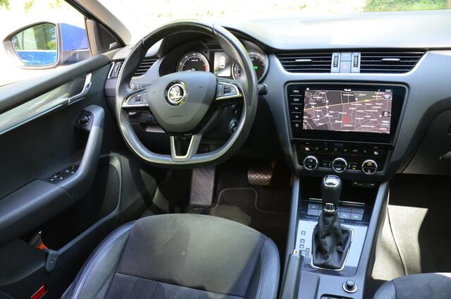 Skoda OCTAVIA Combi 1.0 TSI Greentech Style Business Automaat/Groot-Navigatie/Led/Pdc/Ecc/Trekhaak/Halfleer-alcantara/Panoramadak/Stoelverwarming/Achteruitrijcamera/Privacy-Glass/18-Inch Lmv