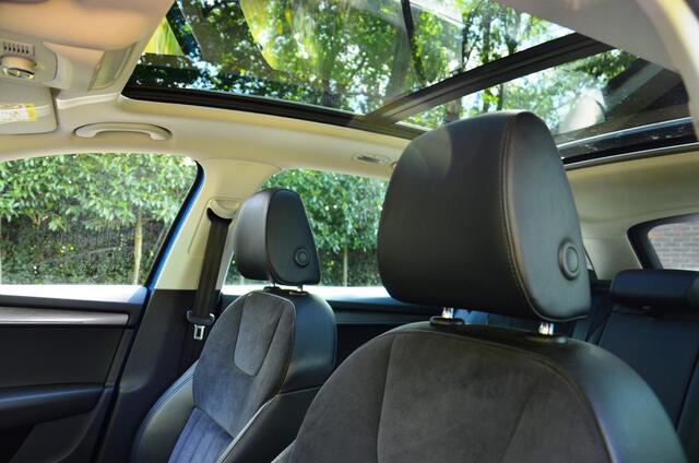 Skoda OCTAVIA Combi 1.0 TSI Greentech Style Business Automaat/Groot-Navigatie/Led/Pdc/Ecc/Trekhaak/Halfleer-alcantara/Panoramadak/Stoelverwarming/Achteruitrijcamera/Privacy-Glass/18-Inch Lmv