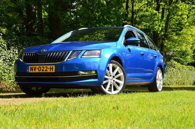 Skoda OCTAVIA Combi 1.0 TSI Greentech Style Business Automaat/Groot-Navigatie/Led/Pdc/Ecc/Trekhaak/Halfleer-alcantara/Panoramadak/Stoelverwarming/Achteruitrijcamera/Privacy-Glass/18-Inch Lmv